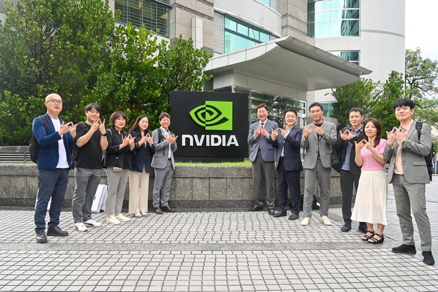 엔비디아 교육센터 원주 설립 기자회견 후 기념 촬영하는 원강수 시장과 직원들 