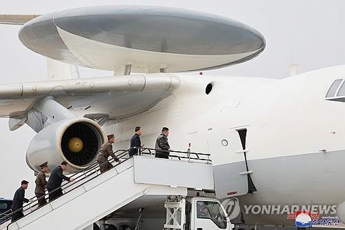 북한 김정은, 공중통제기 탑승ㆍ자폭무인기 참관…"무인ㆍAI 최우선"