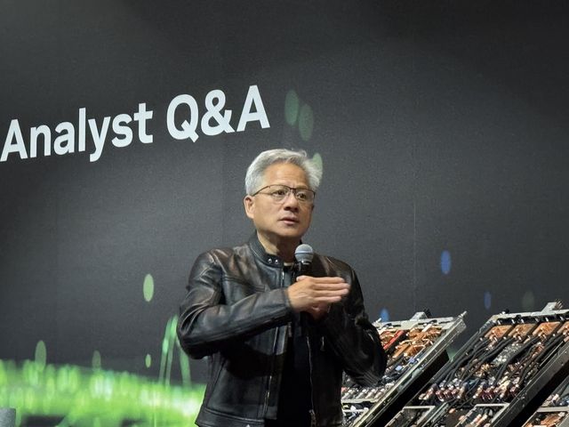 취재진 질문에 답하는 젠슨 황 엔비디아 CEO