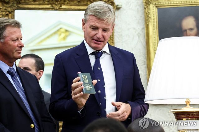 미-남아공 정상회담장에서 자기 여권 보여주며 발언하는 골퍼 어니 엘스