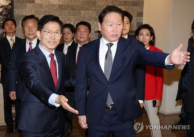 간담회 참석하는 김문수 후보-최태원 회장