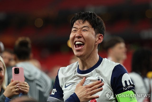 토트넘의 유로파리그 우승에 감격해하는 손흥민.