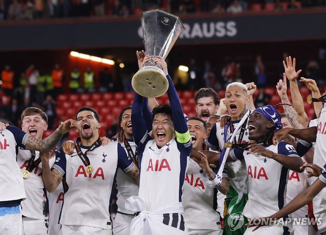 2024-2025시즌 UEFA 유로파리그 우승 트로피를 들어 올린 토트넘 주장 손흥민(가운데).