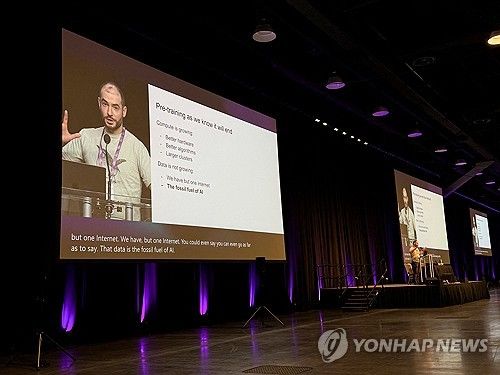 작년 12월 신경정보처리시스템 콘퍼런스(NeurIPS)에서 강연하는 일리야 수츠케버[로이터 연합뉴스 자료사진. 재판매 및 DB 금지]