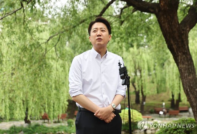 취재진 질문에 답하는 이준석 대선후보