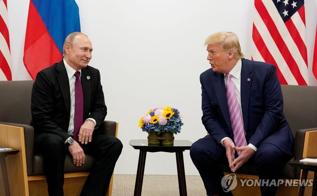 2019년 일본 오사카 G20 정상회의에서 만난 푸틴-트럼프
