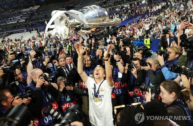 2021-2022시즌 UCL 우승 뒤 세리머니 하는 모드리치