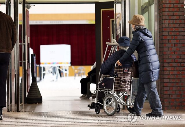 투표장 들어서는 노부부