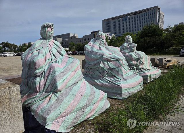 부직포로 덮인 '법조 3성'