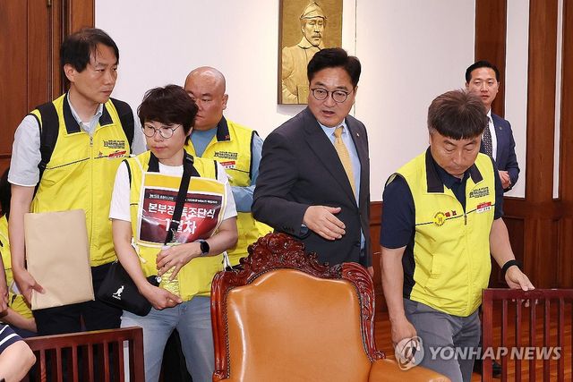 MBK사태 관련 홈플러스노조원 만난 우원식 국회의장