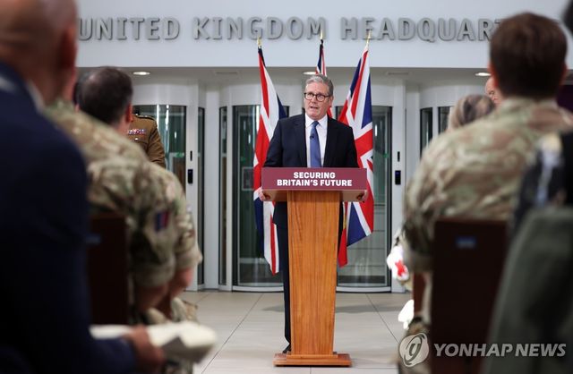 기자회견 하는 스타머 총리