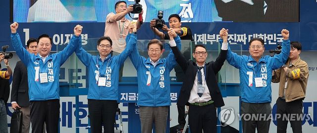 양산 시민들에게 인사하는 이재명 대선 후보