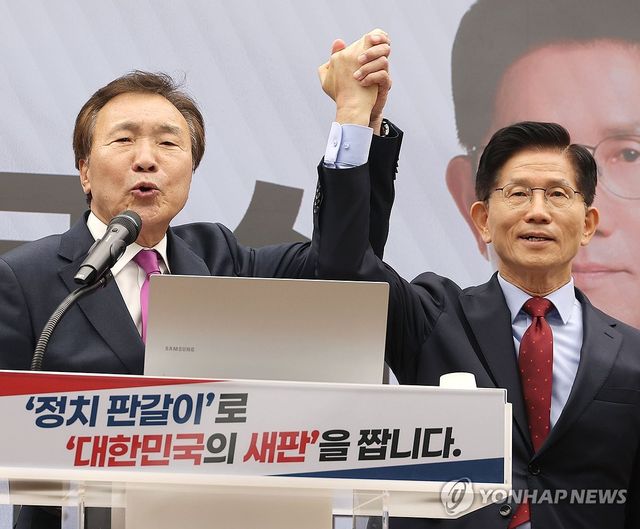 김문수 후보 손 들어주는 손학규 전 대표