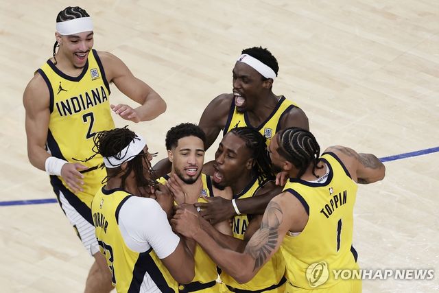 할리버튼의 4쿼터 종료 버저비터에 기뻐하는 인디애나 선수들