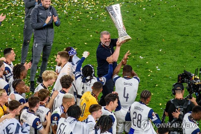 우승 트로피 들어 올린 포스테코글루 감독