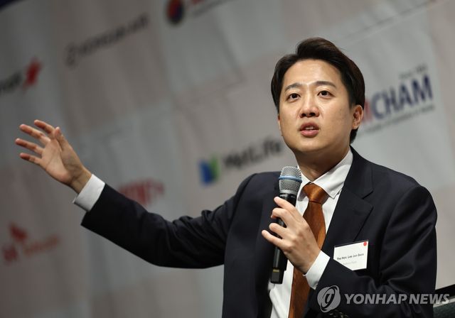 발언하는 이준석 대선 후보