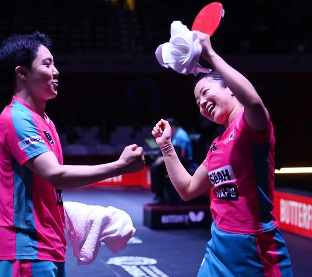 세계탁구선수권 혼합복식 4강 진출 확정 후 기뻐하는 신유빈(오른쪽)