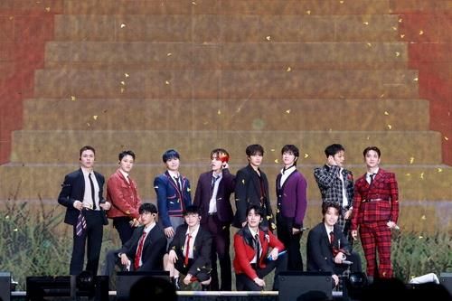 인천 문학경기장 주경기장에서 팬 미팅을 연 세븐틴