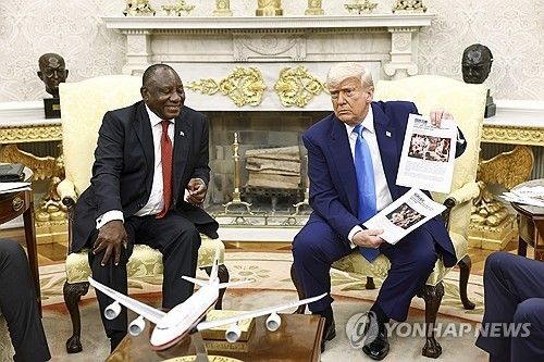 정상회담에서 남아공 '백인탄압' 의혹 지적하는 트럼프 대통령(우)