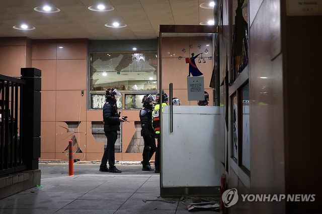 윤 대통령 지지자에게 습격당한 서부지법