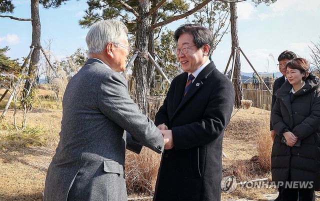 문재인 전 대통령 예방한 이재명 대표