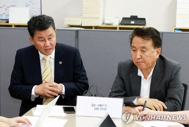 김용수(왼쪽) 충북도립대 총장과 김영환 충북지사