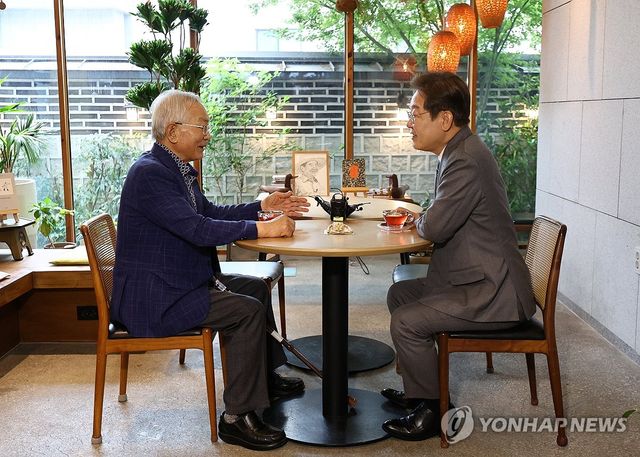 송기인 신부와 차담하는 이재명 후보