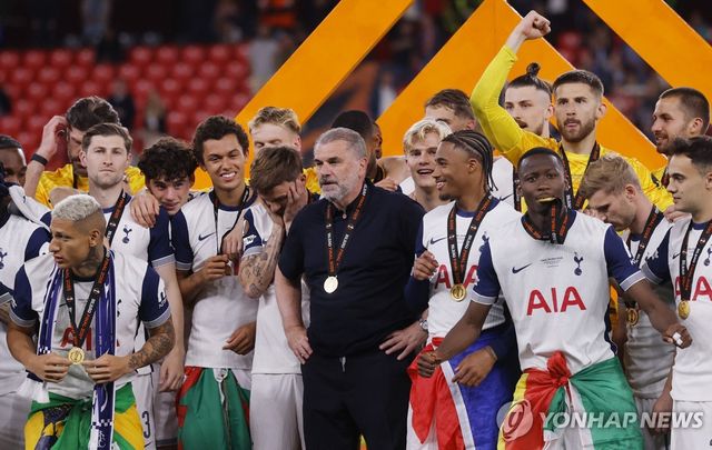 선수들과 함께 우승 세리머니 펼치는 포스테코글루 감독