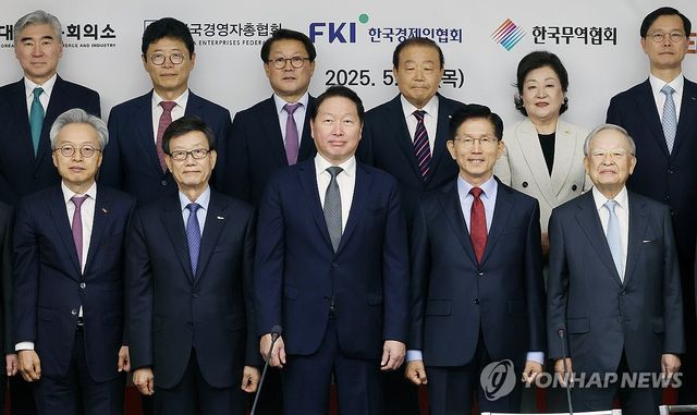 기념 촬영하는 김문수 후보