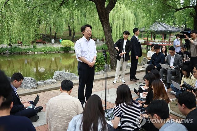 취재진 질문 답하는 이준석 후보