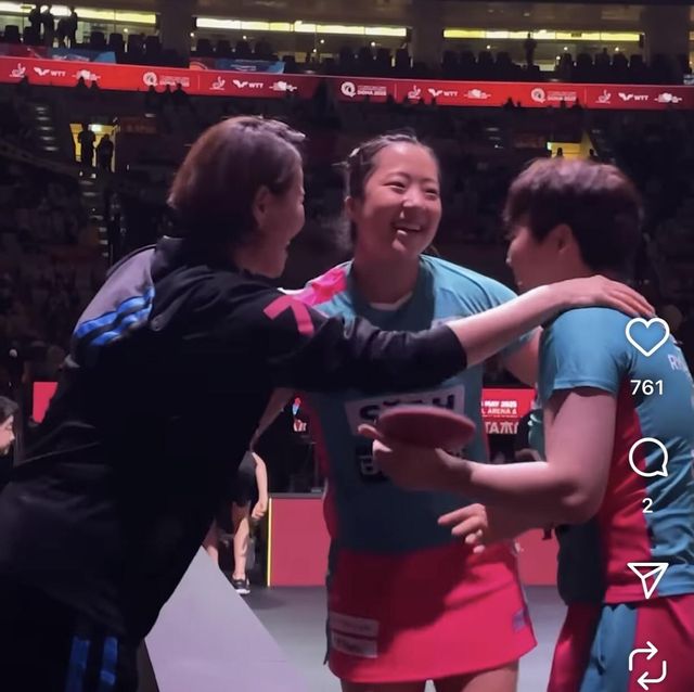 세계탁구선수권 여자복식 4강 진출 후 석은미 감독(왼쪽)과 기뻐하는 신유빈(중앙)