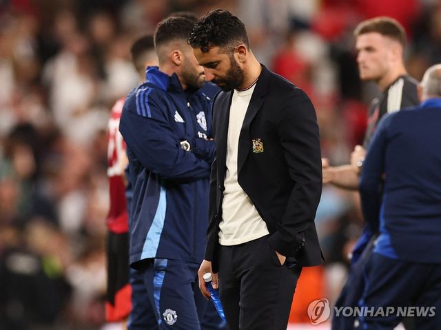 고개 숙인 맨유의 후벵 아모링 감독