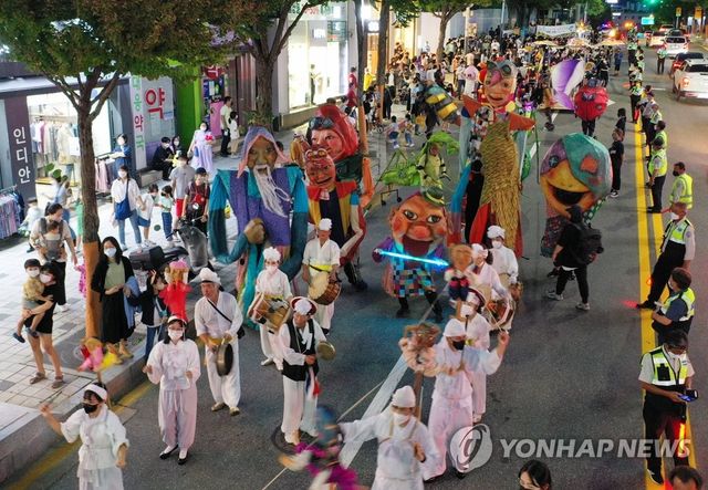인형 퍼레이드에 춘천이 들썩