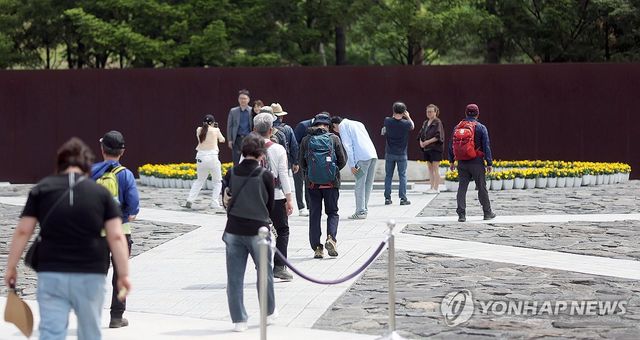 노 전 대통령 묘역 참배