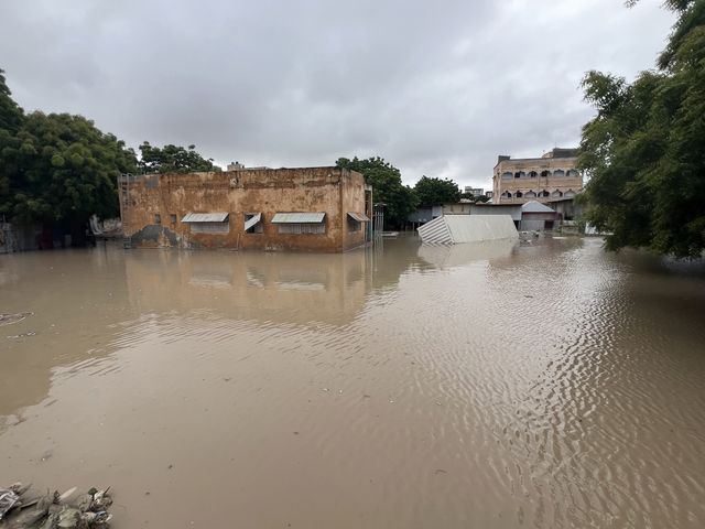 홍수로 물에 잠긴 소말리아 수도 모가디슈의 IRC 의료시설 외부