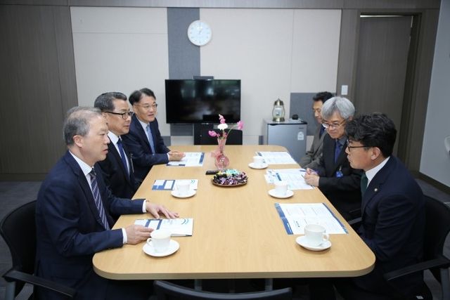 양오봉 대교협회장이 더불어민주당 진성준 정책위의장과 대화하는 모습