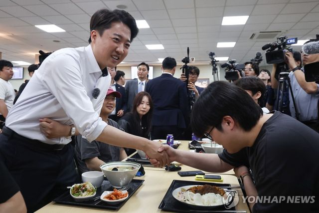 학생과 악수하는 이준석 후보