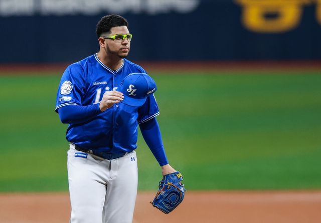 이름을 연호하는 팬들에게 모자를 벗어 인사한 후라도