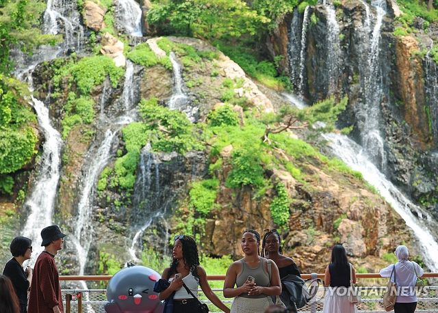 초여름 더위, 폭포에서 날리는 더위