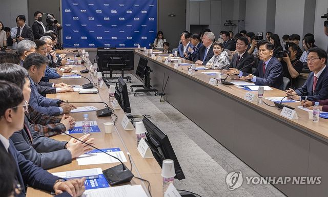 의정갈등 해법 설명하는 김문수 대선후보