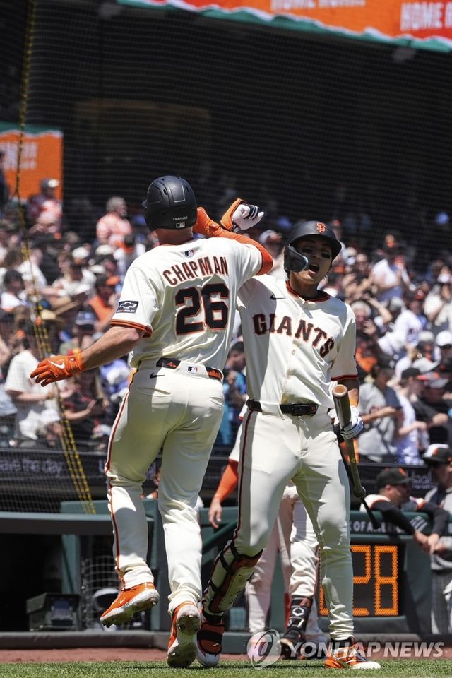 팀 동료 맷 채프먼과 기뻐하는 이정후(오른쪽)