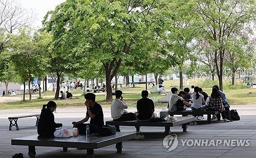 나무 그늘 아래서