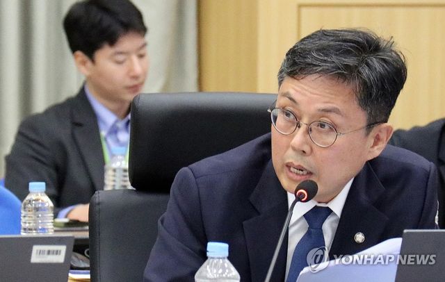 국감서 질의하는 안도걸 의원