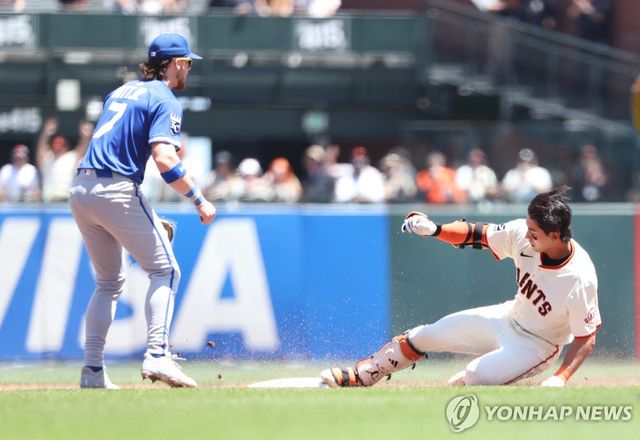 헬멧이 벗겨진 채 2루에 안착하는 이정후