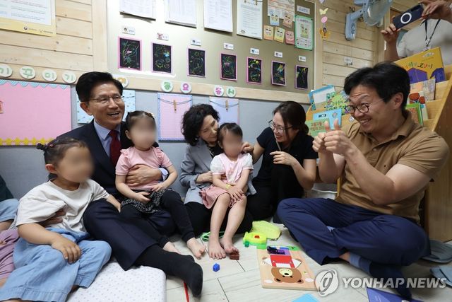 어린이집 방문한 김문수 후보