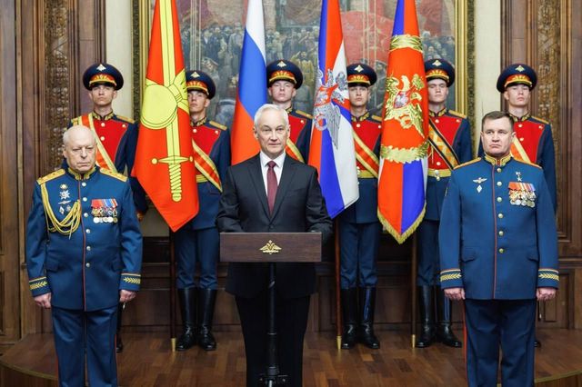 안드레이 벨로우소프 러국방장관과 안드레이 모르드비체프 지상군 총사령관(오른쪽)