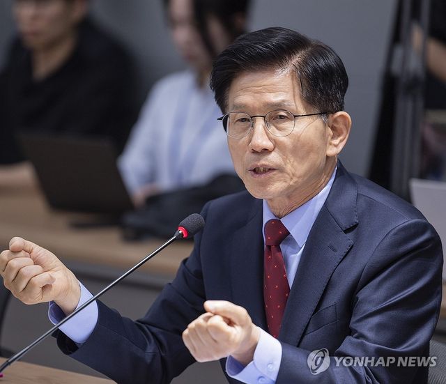 의정갈등 해법 설명하는 김문수 대선후보