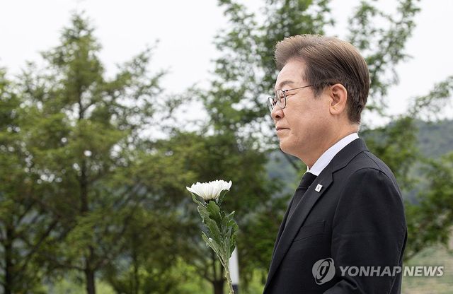 이재명 대선 후보, 노무현 전 대통령 묘역 참배