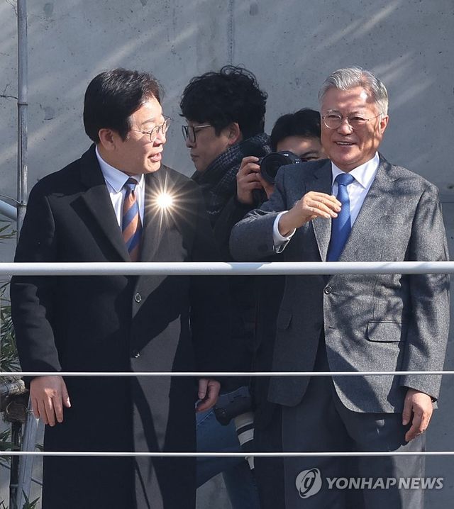 문 전 대통령과 이 대표 '대화'