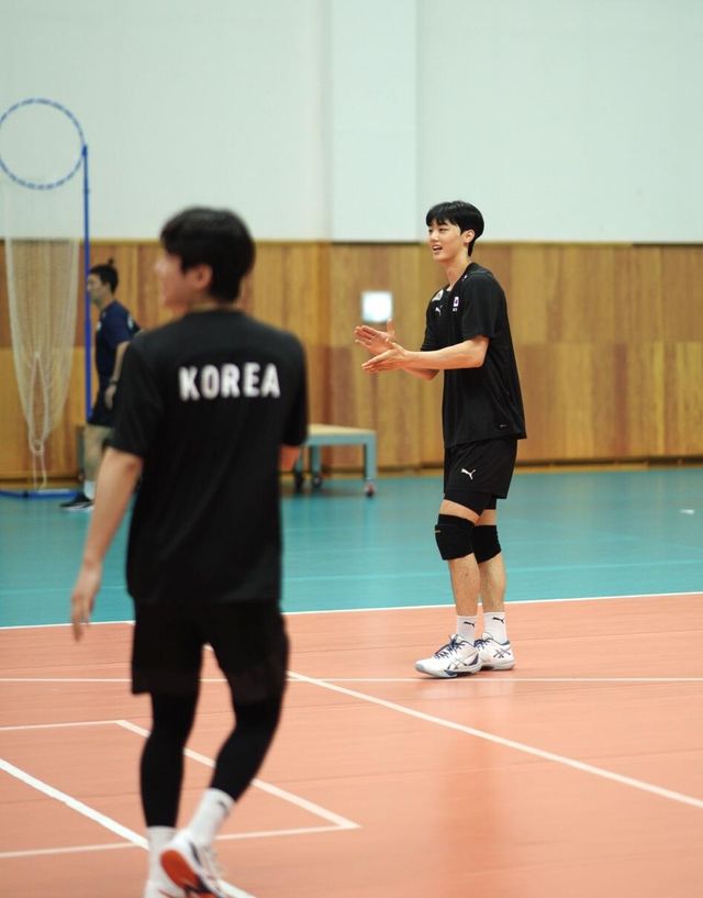 훈련 중 손뼉 치는 이우진(오른쪽)